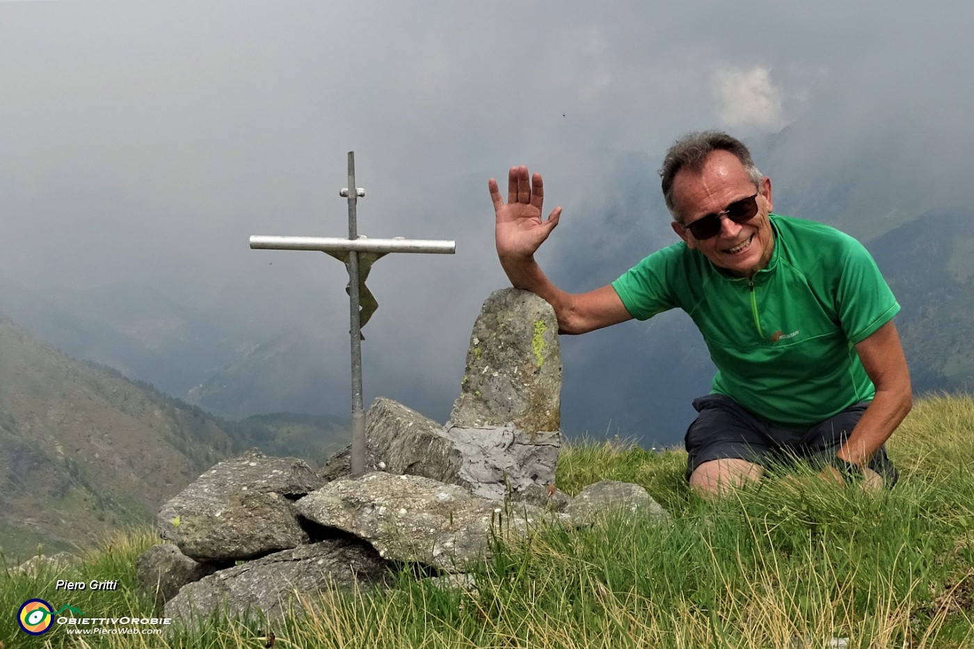 57 Alla crocetta di vetta del Pizzo Scala (2427 m) .JPG